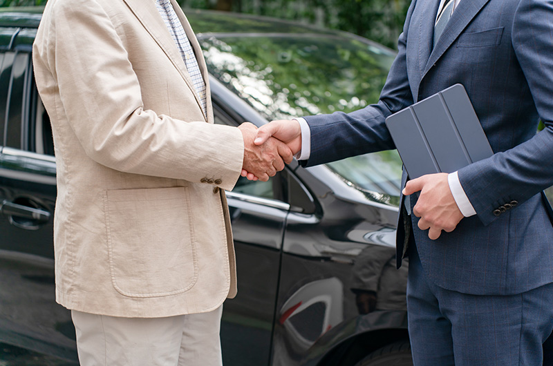 納車・鍵渡しの様子