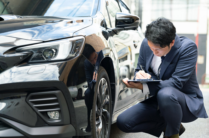車の査定風景